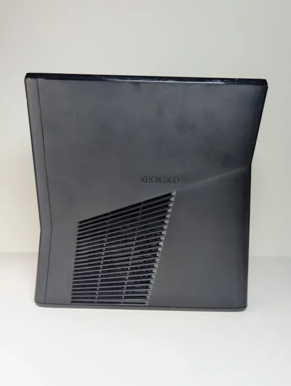 Xbox 360 Slim - 4GB - Image 4