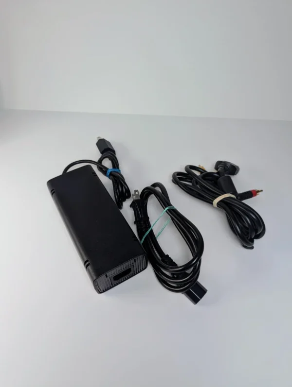 Xbox 360 Slim - 4GB - Image 2
