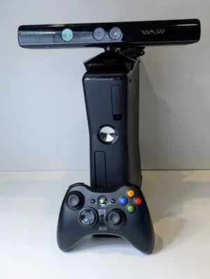 Xbox 360 Slim 4GB + Kinect